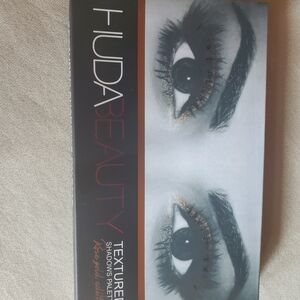 HUDA BEAUTY Textured Shadows Palette - Black and White